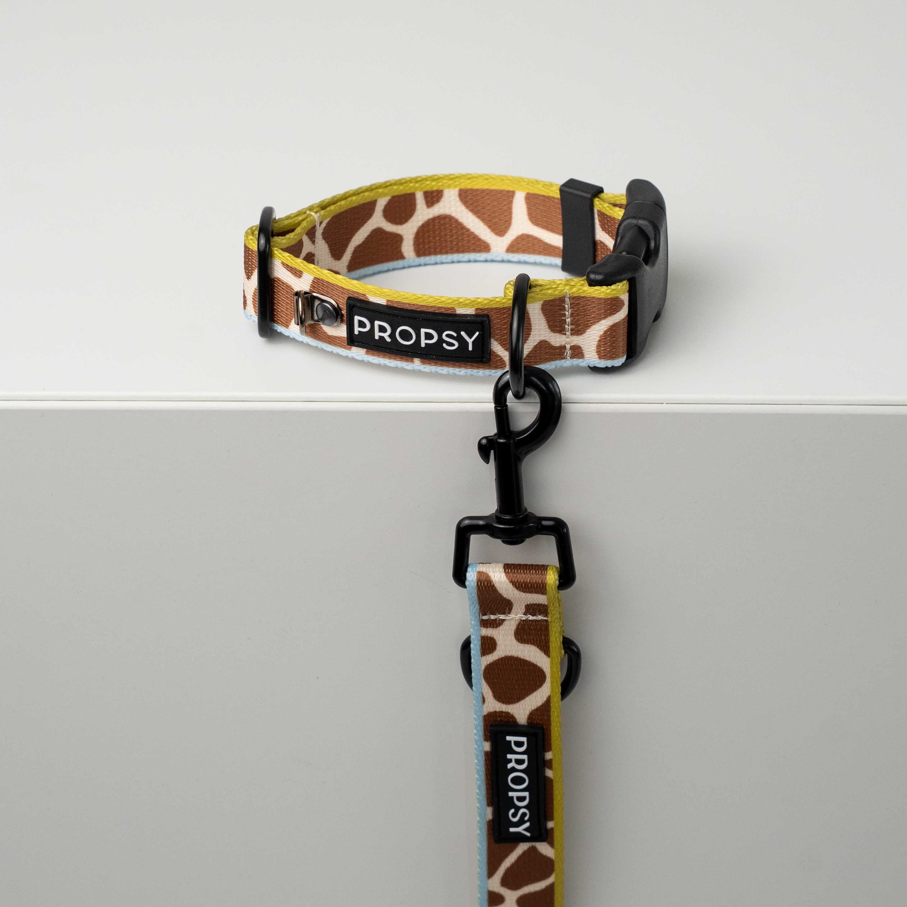 OBROŻAZ KLAMRĄ Safari babe